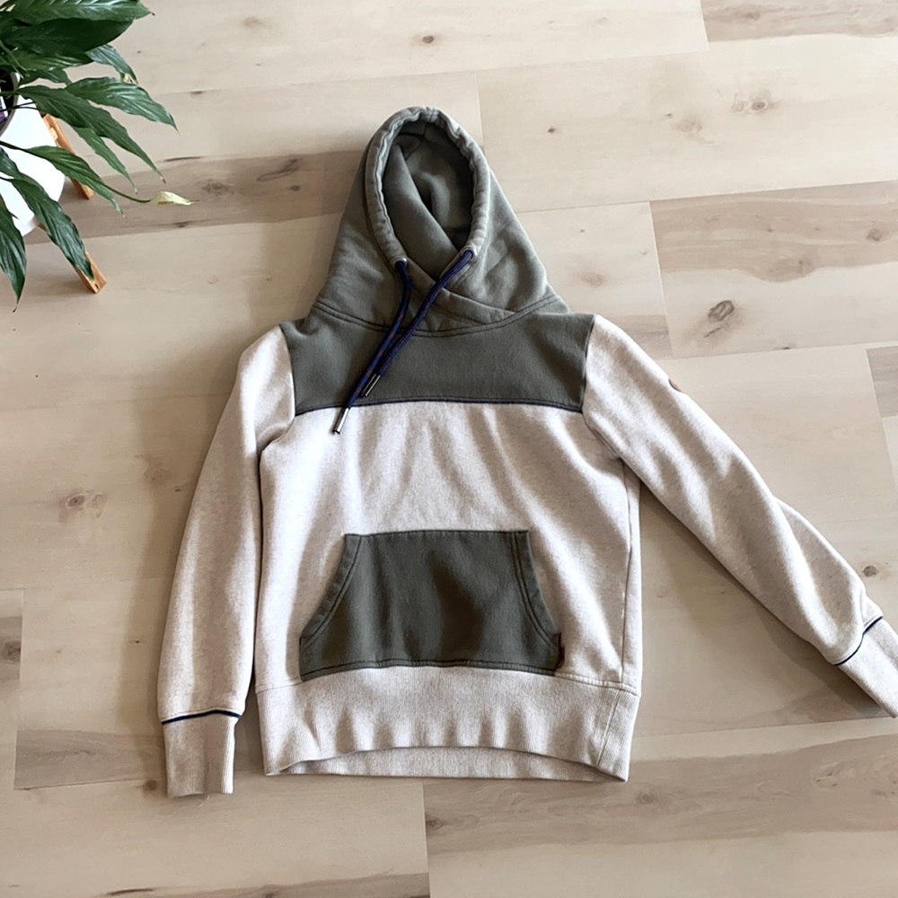 Dravus Women’s snowboarding hoodie.